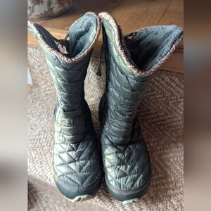 The North Face Women's Green Thermoball Insulated Puffer Quilted Boots Size 8‎